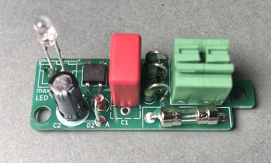 Foto einer kleinen Leiterplatte mit elektronischen Bauteilen