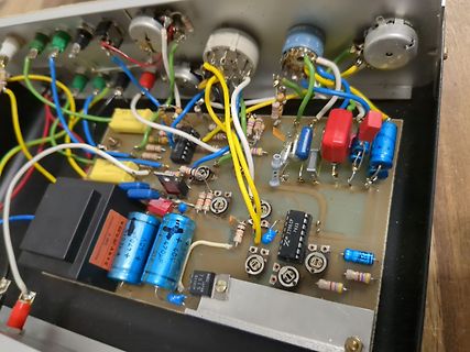 Innenansicht eines Netzteils mit Leiterplatte und Transformator