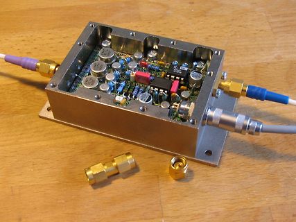 Geöffnetes Elektronikgehäuse mit Leiterplatte und Koaxialanschlüssen