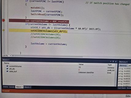 Foto eines Bildschirms mit C-Code und Debugger-Ansicht