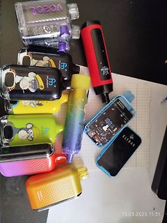 Verschiedene E-Zigaretten und Vapes auf einem Tisch
