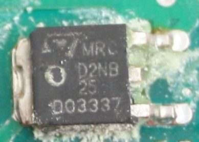 Makroaufnahme eines elektronischen Bauteils auf Leiterplatte