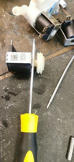 Elektromagnet, Schraubendreher und Bauteile auf Werkstattuntergrund
