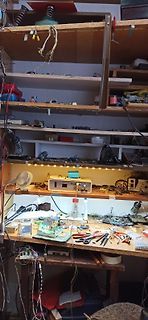 Elektronik-Werkstatt mit Labornetzteil und Prototyp auf dem Tisch