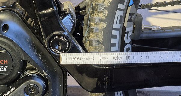 Nahaufnahme eines Fahrradrahmens mit Maßband
