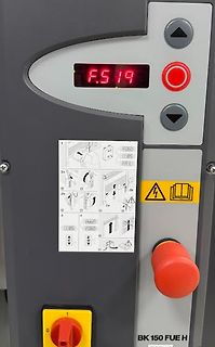 Bedienfeld einer Maschine mit Display und Not-Aus