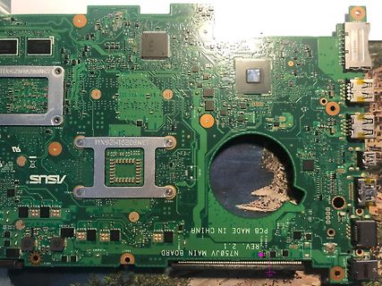 Grüne Laptop-Hauptplatine mit Bauteilen und Anschlüssen