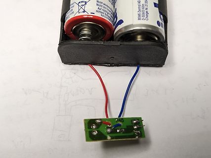 Batteriehalter mit angeschlossener kleiner Leiterplatte