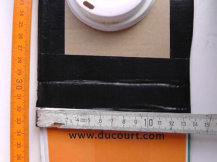 Maßband und Lineal neben schwarzem Klebeband