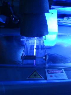 Laseraufbau mit Warnhinweis