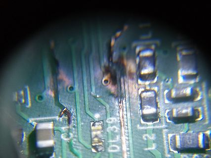 Mikroskopische Aufnahme einer beschädigten Leiterplatte
