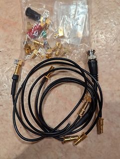 Koaxialkabel und diverse BNC-Adapter in Plastikbeutel