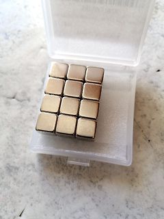 Metallische Würfel in einer Kunststoffbox