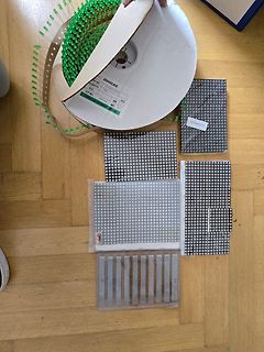Bauteile in Gitterverpackung und auf Rolle