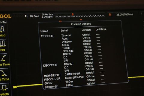 Foto eines Oszilloskop-Bildschirms mit Menü 'Installed Options'