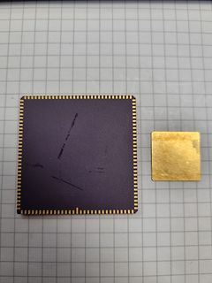 Mikrochip und Goldplättchen auf Millimeterpapier
