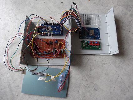 Elektronik-Aufbau in Kunststoffgehäuse mit Mikrocontroller und Lochrasterplatine