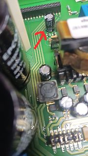 Nahaufnahme einer Leiterplatte mit Elektrolytkondensator