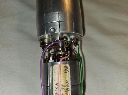 Freiluftverdrahtung an einem Metallgehäuse
