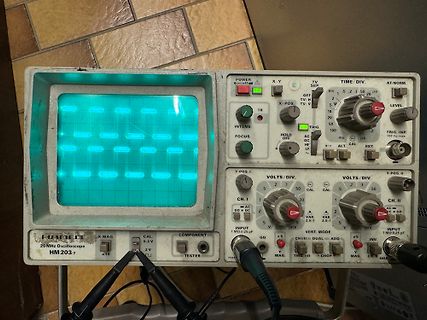 Analoges Oszilloskop mit Messspitzen