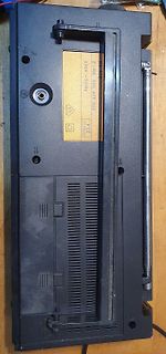 Rückseite eines elektronischen Geräts mit Typenschild