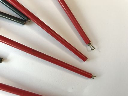 Rote und schwarze Kabel mit Ösenenden