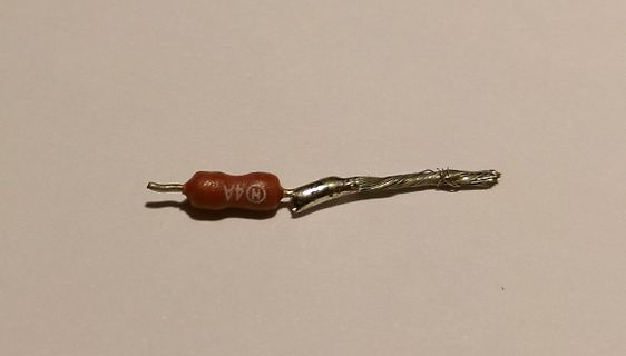 Beschädigtes Kabel mit isoliertem Bauteil