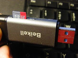 USB-Stick mit eingeschobener MicroSD-Karte auf Tastatur