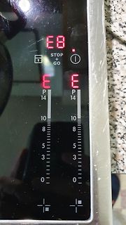Display eines Induktionskochfelds mit Fehlermeldung