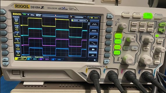 Rigol DS1054Z Oszilloskop mit vier Rechtecksignalen