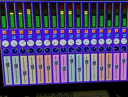 Nahaufnahme eines Mischpults oder Audio-Interfaces