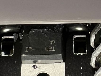 Nahaufnahme eines elektronischen Bauteils mit Beschriftung
