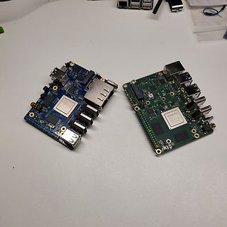 Zwei Single-Board-Computer auf einem Tisch