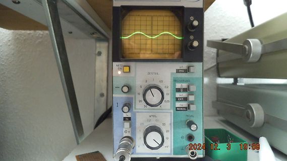 Analoges Oszilloskop mit Sinuswelle