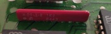 Rotes Bauteil auf grüner Leiterplatte