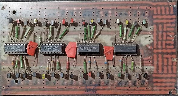 Bestückte Lochrasterplatine mit integrierten Schaltkreisen und Widerständen