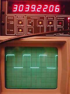 Frequenzzähler und Oszilloskop mit Rechtecksignal