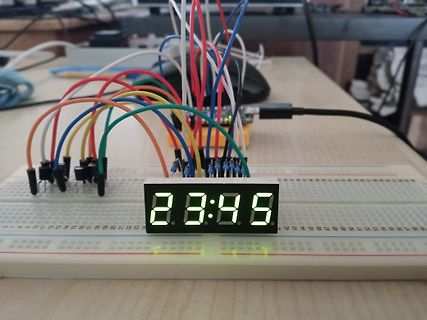 Breadboard mit digitaler Uhr und Jumper-Kabeln