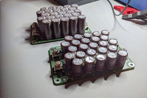 Zwei Leiterplatten mit vielen Elektrolytkondensatoren