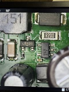 Makroaufnahme einer Leiterplatte mit elektronischen Bauteilen