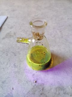 Glasgefäß mit gelblicher Flüssigkeit