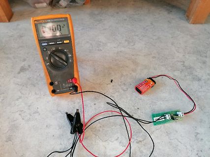 Multimeter misst Spannung an einer Leiterplatte