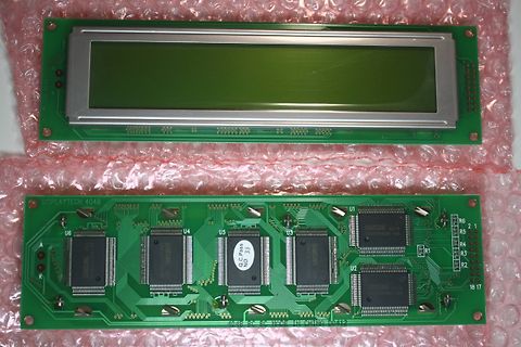 Zwei Leiterplatten mit LCD-Display und integrierten ICs