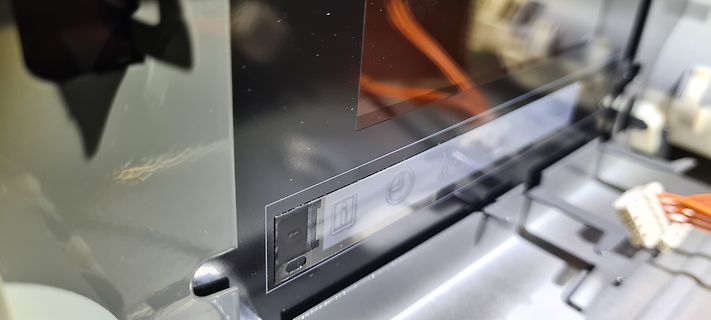 Nahaufnahme eines elektronischen Geräts mit Beschriftung