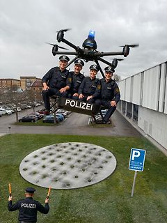 Meme mit Polizisten auf einer Drohne
