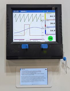 Messgerät mit Display und Bedienfeld