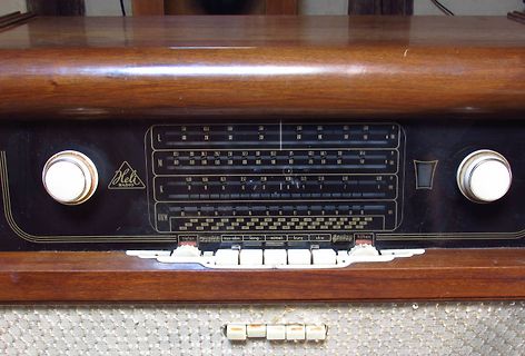 Frontansicht eines alten Telefunken Radio-Empfangsgeräts