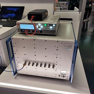 Rohde & Schwarz Messgeräte und Laptop