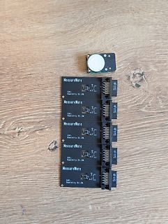 Fünf MeasureWare I2C Feuchtigkeitssensoren auf Holzuntergrund