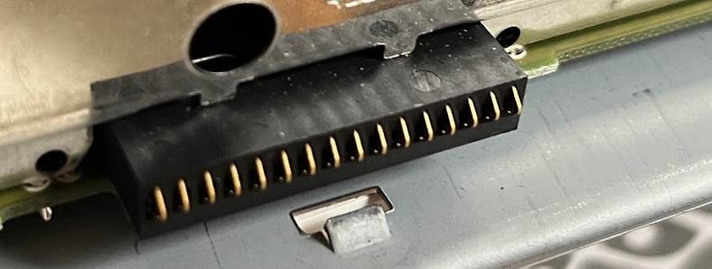 Nahaufnahme eines Anschlusssteckers auf einer Platine